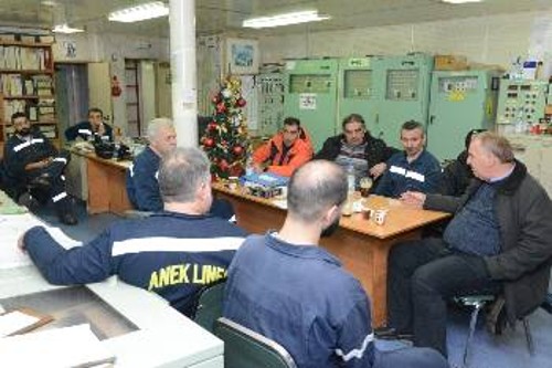 Από περιοδεία του Σάββα Τσιμπόγλου, μέλους της ΚΕ του ΚΚΕ, στα ακτοπλοϊκά καράβια