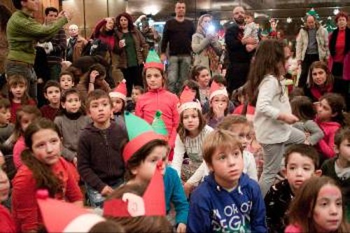 Τα παιδιά παρακολουθούν την αρχή μιας ιστορίας, για να ξεκινήσουν τις «Καλικαντζαρο... ΠΕΡΙΠΕΤΕΙΕΣ»