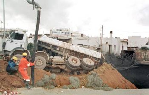 Θύμα της καθίζησης και το φορτηγό που έριχνε χώμα για να κλείσει η τρύπα