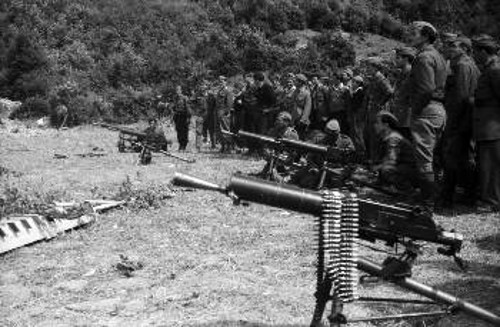 Ο ΔΣΕ οργανωμένος λαϊκός στρατός. Από εκπαίδευση μαχητών