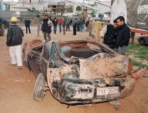 Το αυτοκίνητο, του άτυχου 33χρονου, μετά την ανάσυρσή του από τη «μαύρη τρύπα»