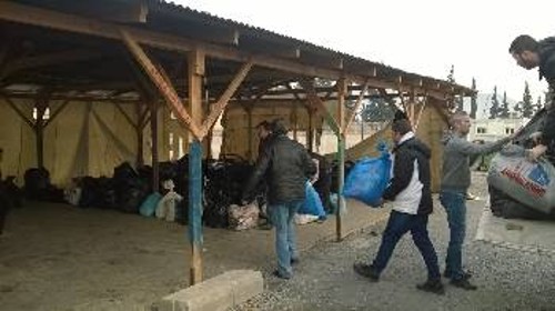 Από την παράδοση ειδών πρώτης ανάγκης στους πρόσφυγες