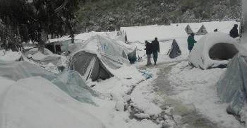 Αντιμέτωποι με αντίστοιχες συνθήκες όπως του Γενάρη του 2017 (φωτ. από Μόρια) είναι πιθανό να βρεθούν πρόσφυγες και μετανάστες στους καταυλισμούς στα νησιά και τη Βόρεια Ελλάδα