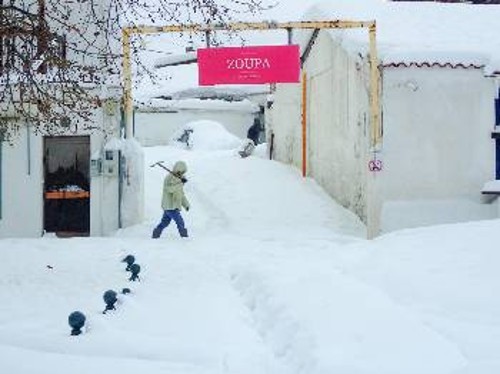Οι κάτοικοι στη Σκόπελο συνεχίζουν να ζουν με τα προβλήματα που προκάλεσε ο χιονιάς