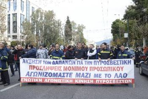 Οι πυροσβέστες έξω από τη Βουλή