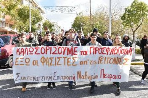 Οι μαθητές αγκαλιάζουν τους πρόσφυγες συμμαθητές τους