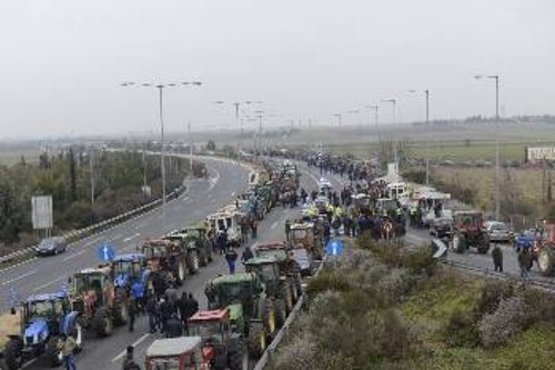 Εκατοντάδες τρακτέρ πήραν θέση στον κόμβο της Νίκαιας