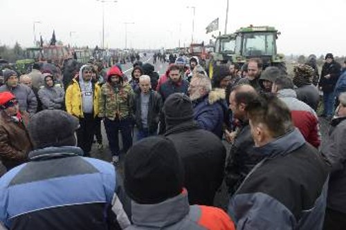 Δεν θα αφήσουμε αναπάντητη την πολιτική που μας ξεκληρίζει, τονίζουν οι μικρομεσαίοι αγρότες