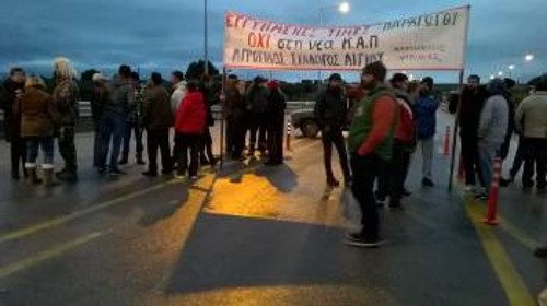 Σε καθημερινούς αποκλεισμούς στην Εθνική οδό προχωρά το μπλόκο του Αιγίου