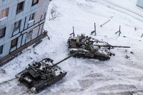 Ουκρανικά άρματα μάχης μέσα στην πόλη της Αντβίγιφκα, η οποία αποτελεί επίκεντρο των επιθέσεων προς τον θύλακα του Ντονέτσκ που ελέγχουν οι πολιτοφυλακές