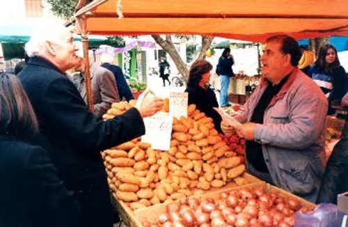 Ο Γ. Πατάκης συζητάει με παραγωγούς στη διάρκεια περιοδείας το 2003