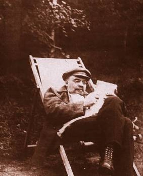 Στο Γκόρκι το 1922, όταν οι γιατροί του επέβαλαν να ξεκουραστεί. Κι εκεί όμως, τις λεγόμενες «μέρες ανάπαυσης» συνέχιζε να εργάζεται εντατικά