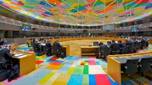 Στην ατζέντα του Γιούρογκρουπ της Δευτέρας κυριαρχεί το θέμα της «βιωσιμότητας» των συνταξιοδοτικών συστημάτων, που συνδέεται και με τις απαιτήσεις των βιομηχάνων για νέες αντεργατικές ανατροπές