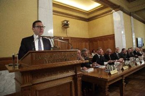 Σύμφωνα με την ΤτΕ, «η ενίσχυση του διαμεσολαβητικού ρόλου των τραπεζών αποτελεί την αναγκαία προϋπόθεση για την αλλαγή του παραγωγικού προτύπου της χώρας», με έμφαση στο ζήτημα της αποτελεσματικής διαχείρισης και απομείωσης των «κόκκινων» δανείων