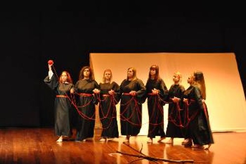 Ο «χορός» αντιπροσωπεύει το χαρακτήρα της νεκρής αγωνίστριας