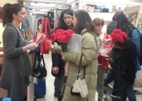 Με τη Μέρα της Γυναίκας συνδυάστηκε η εξόρμηση στις εργαζόμενες στα πολυκαταστήματα του κέντρου της Αθήνας
