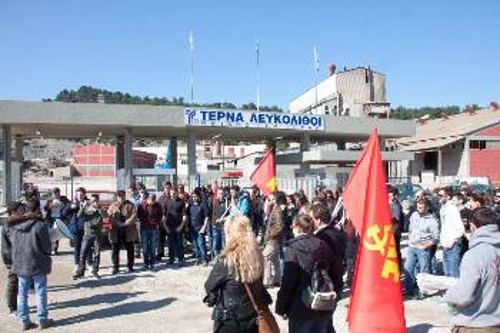 Εξω από το εργοστάσιο του πρώην Σκαλιστήρη στο Μαντούδι