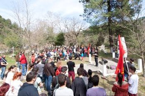 Στο μνημείο του Ανάποδου, στο Δερβένι