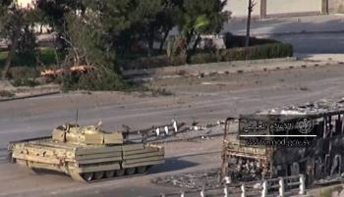 Αρμα μάχης του συριακού στρατού που συμμετέχει σε συγκρούσεις με τζιχαντιστές σε ανατολικό προάστιο της Δαμασκού
