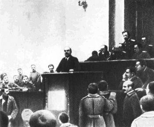 Ο Β. Ι. Λένιν διακηρύσσει τις «Θέσεις του Απρίλη» στα Ταυρικά Ανάκτορα στην Πετρούπολη