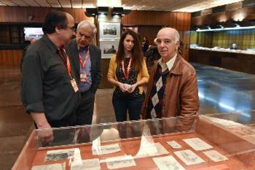 Ο Κώστας Θεοδωρίδης (δεξιά στη φωτογραφία) μπροστά σε μία από τις προθήκες με έργα του Δημήτρη Γιολδάση στην έκθεση που λειτούργησε προς τιμήν του 20ού Συνεδρίου του ΚΚΕ