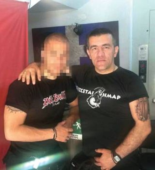 Εδώ ο κατηγορούμενος ποζάρει στο φακό