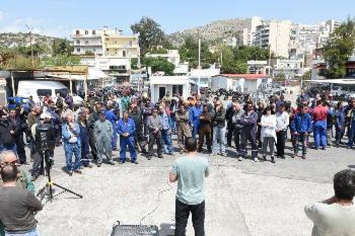 Στο χώρο του μνημείου που έχει στήσει το Συνδικάτο στην κεντρική πύλη της Ζώνης συγκεντρώθηκαν χτες το μεσημέρι οι εργαζόμενοι