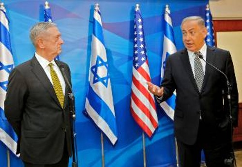 Ο υπουργός Αμυνας των ΗΠΑ, Τζ. Μάτις (αριστερά), με τον Ισραηλινό πρωθυπουργό Μπ. Νετανιάχου