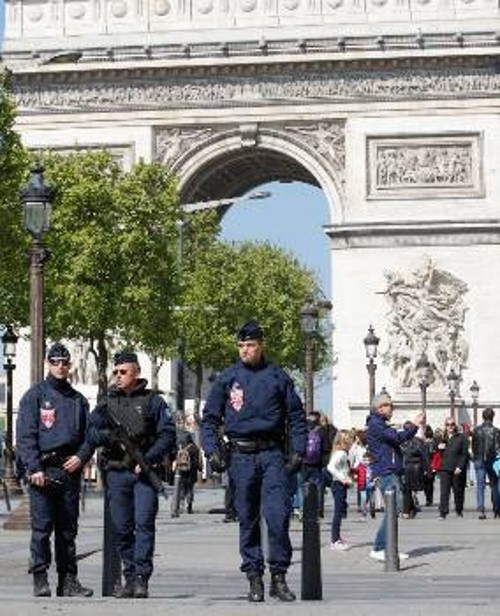 Εντονη ήταν χτες η παρουσία της αστυνομίας, μετά την επίθεση σε αστυνομικούς στο κέντρο του Παρισιού και αναμένεται και αύριο, μέρα εκλογών
