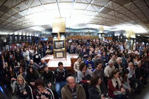 Κατάμεστο και το φουαγέ της Αίθουσας Συνεδρίων