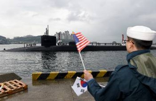 Απρίλης 2017: Το πυρηνοκίνητο υποβρύχιο «USS Michigan» στο λιμάνι Μπουσάν της Ν. Κορέας, καθώς οι ΗΠΑ ενισχύουν συνέχεια τη στρατιωτική τους παρουσία στην περιοχή