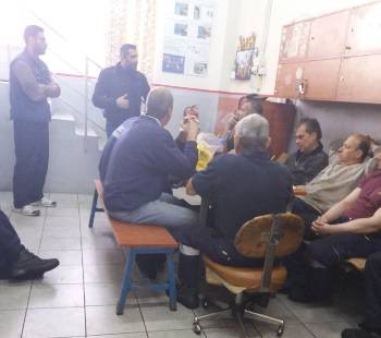 Από τη συζήτηση στο αμαξοστάσιο κατά τη διάρκεια του διαλείμματος