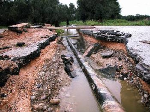 Το σημείο του δρόμου Σκάλας Ωρωπού - Ωρωπού που έσκαψαν για να περάσουν τα νερά