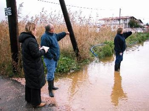 «Φτιάξαν τους δρόμους, όπως όπως για να πάρουν τα λεφτά από την Ευρωπαϊκή Ενωση και τώρα εμείς πνιγόμαστε σε κάθε βροχή», λέει ο Β. Μερσινίδης