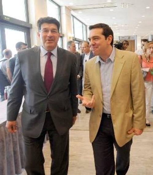 Λογικά τα χαμόγελα, αφού η κυβέρνηση ικανοποιεί ένα προς ένα τα αιτήματα του εγχώριου κεφαλαίου. (φωτ. από παλιότερη συνάντηση του πρωθυπουργού με τον πρόεδρο του ΣΕΒ)