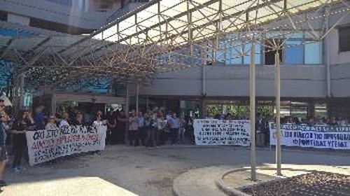 Από τη συγκέντρωση έξω από το νοσοκομείο