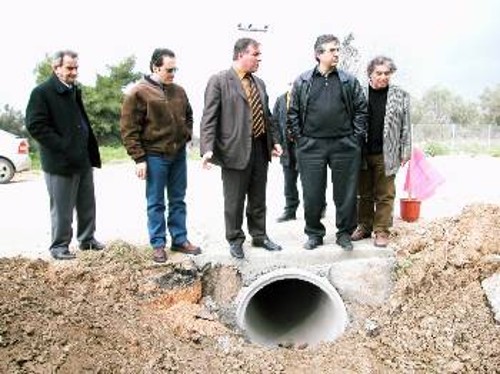 Το κλιμάκιο του ΚΚΕ με το δήμαρχο του Ωρωπού, Σπ. Μέξη, στην παραλιακή λεωφόρο. Η υπερυψωμένη λεωφόρος λειτούργησε ως φράγμα. Οι κάτοικοι αναγκάστηκαν να σπάσουν την άσφαλτο για να φύγουν τα νερά από τα σπίτια τους. Ο αγωγός που φαίνεται τοποθετήθηκε χτες!