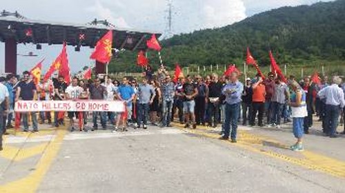 Από το μπλόκο που έστησαν δυνάμεις του ΚΚΕ και της ΚΝΕ σε ΝΑΤΟικές δυνάμεις που συμμετείχαν στην άσκηση «Noble Jump» κατά τη φάση ανάπτυξης