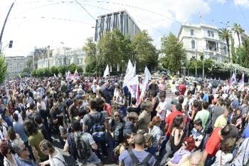 Από τη χτεσινή άμεση αγωνιστική απάντηση του ΠΑΜΕ έξω από τη Βουλή