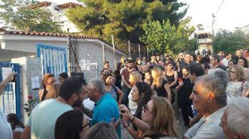 Από τη χτεσινή διαμαρτυρία έξω από το σχολείο