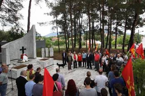 Από την εκδήλωση στο μνημείο των σφαγιασθέντων από τους φασίστες