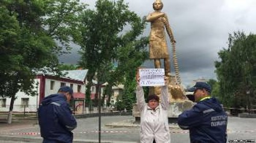 Από τη διαμαρτυρία της Καζάχας Οξ. Τερνόφσκαγια, μπροστά από το άγαλμα της Σοβιετικής ηρωίδας, λίγο πριν το κατεβάσουν οι δυνάμεις της κυβέρνησης του Καζακστάν που ξαναγράφουν την Ιστορία
