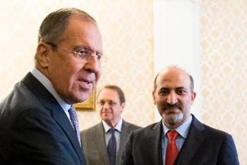 Από τη συνάντηση, στη Μόσχα, του Ρώσου υπουργού Αμυνας (αριστερά) με τον Αχμαντ Τζάρμπα (δεξιά), στέλεχος οργάνωσης της συριακής αντιπολίτευσης
