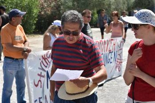 Πολλοί ήταν οι τουρίστες που πήραν την ανακοίνωση των συμβασιούχων