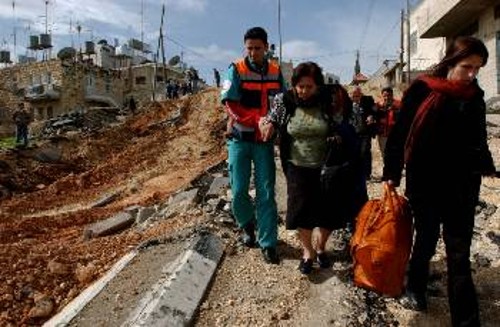 Ηλικιωμένοι Παλαιστίνιοι είναι αναγκασμένοι να περνούν από τα πιο δύσκολα μέρη για να φτάσουν σπίτι τους