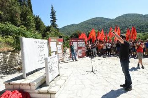 Ο Ν. Αμπατιέλος μετά τα αποκαλυπτήρια του μνημείου