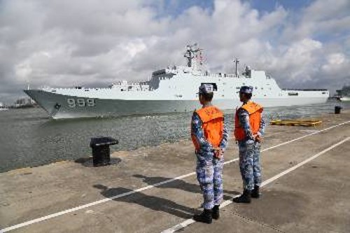 Η Κίνα ενισχύει τη στρατιωτική της παρουσία στο εξωτερικό (φωτ. από την αναχώρηση των πλοίων που μεταφέρουν προσωπικό στο Τζιμπουτί)
