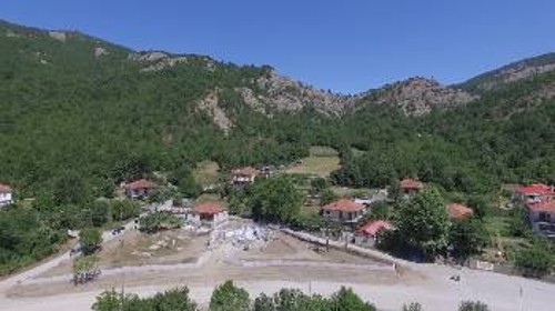 {1} Μ' αγνάντι στη Γύφτισσα και το Ταμπούρι του Σμόλικα, κάτω ακριβώς από τη Μαύρη Ράχη του Γράμμου, το νέο Μουσείο - Μνημείο για τον ΔΣΕ στο χωριό Θεοτόκος έχει ειδική αποστολή να αποτίσει φόρο τιμής στους νεκρούς του αγώνα από τα χωριά της περιοχής