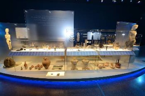 Αποψη της ενότητας «Πολύτιμα φορτία: Μαρτυρίες πολιτισμών» της περιοδικής έκθεσης «Οδύσσειες»