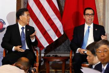 Ο Κινέζος αντιπρόεδρος Βανγκ Γιανγκ με τον υπουργό Οικονομικών των ΗΠΑ Στ. Μνούτσιν